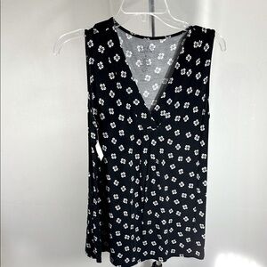 Croft & Barrow Medium black and White Floral Tank Top. V neck top GUC